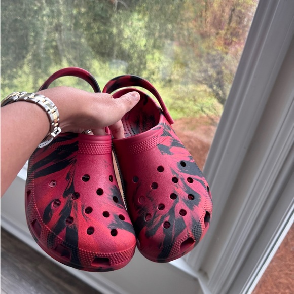 Crocs, tie-dye, red black 9 - Picture 3 of 5